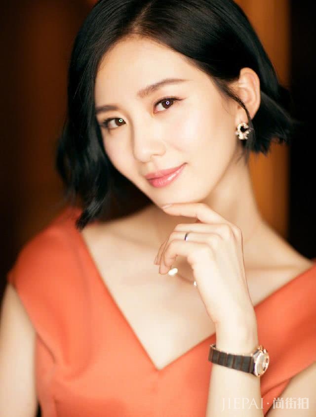 刘诗诗也太美了,波波头搭背带裤美到令人窒息